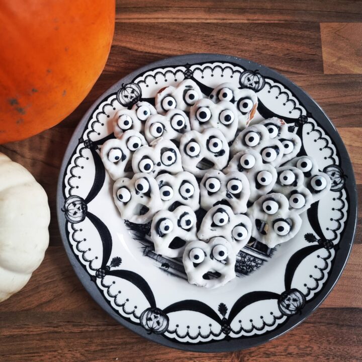 Pretzel ghosties Halloween food DIY 